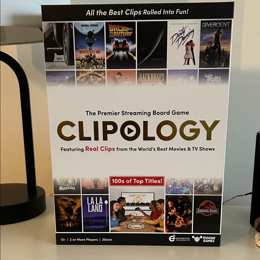 Clipology Streaming Board Game - Black and White